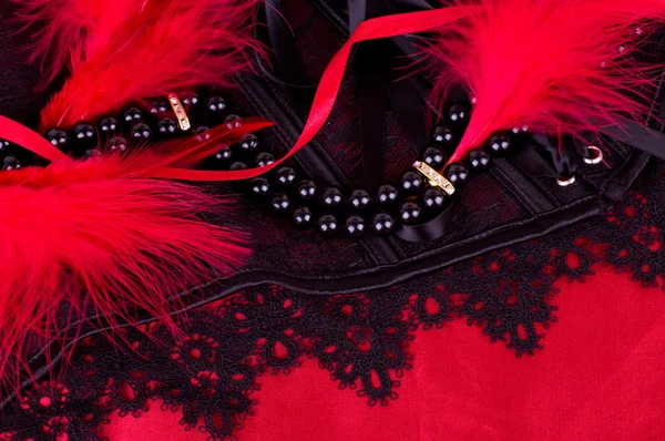 Perles sexy à la mode et dentelles noires sur le fond . — Photo