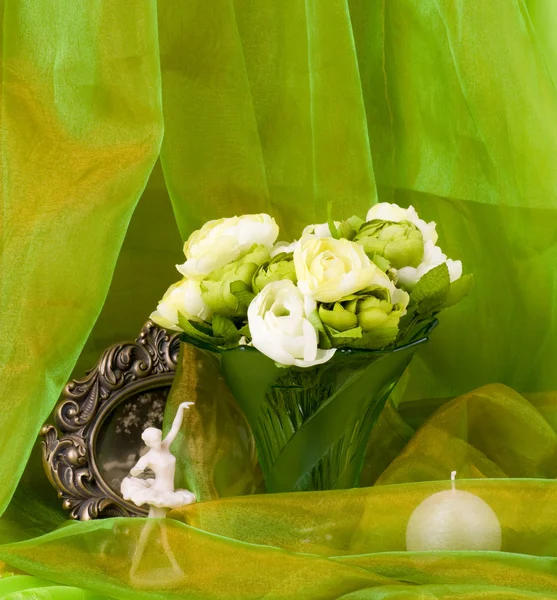 在一个玻璃花瓶和背景上的帧中的美丽春天的花朵 — 图库照片