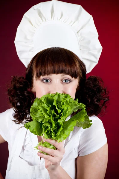 Sorridente donna cuoca felice con insalata verde — Foto Stock