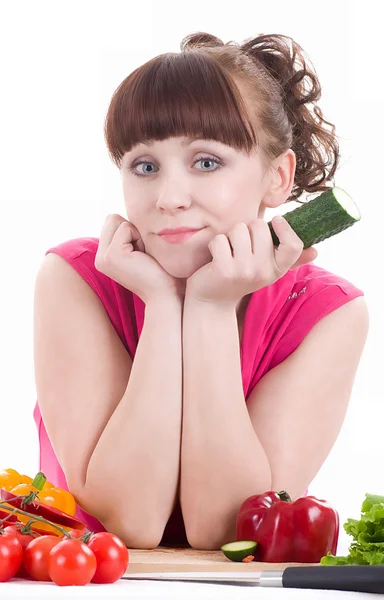 Mooi meisje met plantaardige op witte achtergrond. — Stockfoto