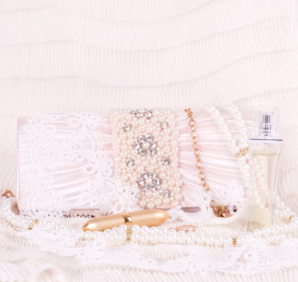 Bolso de moda con perlas, frascos de perfume y cordones —  Fotos de Stock
