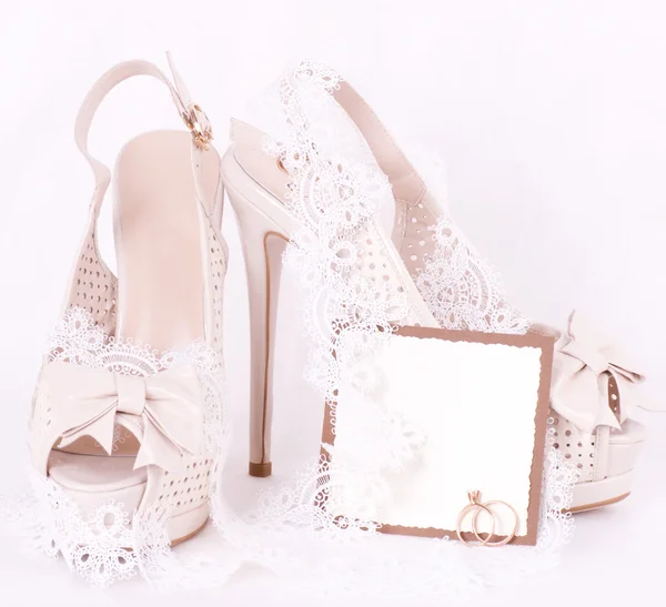 Los hermosos zapatos de novia, encajes y perlas — Foto de Stock