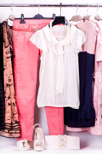 Roupa na moda em estacas em um quarto de manto — Fotografia de Stock