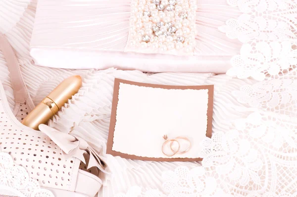 Krásné svatební kabelku, krajky a snubní prsteny s transparentem — Stock fotografie