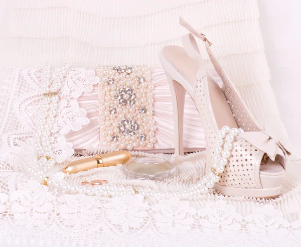 The beautiful bridal shoes, lace and beads — Stock Photo, Image