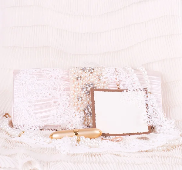 De mooie Bruidssuite handtas, kant en trouwringen met banner toevoegen — Stockfoto