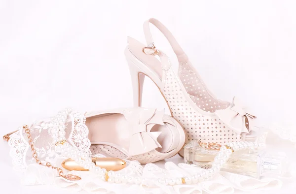 Os belos sapatos de noiva, rendas e contas — Fotografia de Stock