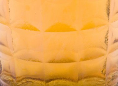 Bira bardağı kapanışı beyaz arkaplanda izole edildi