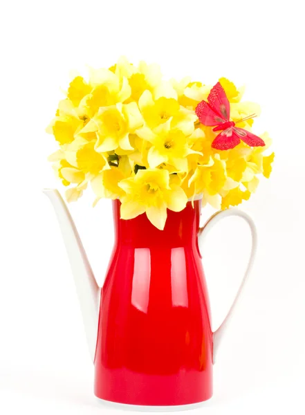 Lindas flores de primavera e borboleta em um bule vermelho — Fotografia de Stock