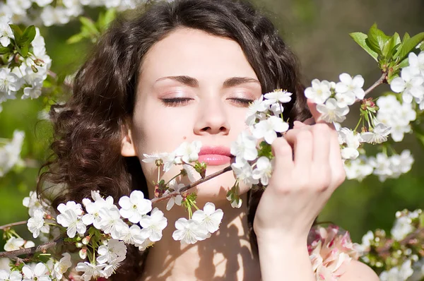 Piękna kobieta w wiosennych kwiatów — Zdjęcie stockowe