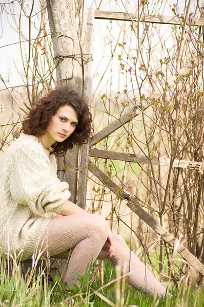 Bella donna vicino al cancello in legno vintage — Foto Stock