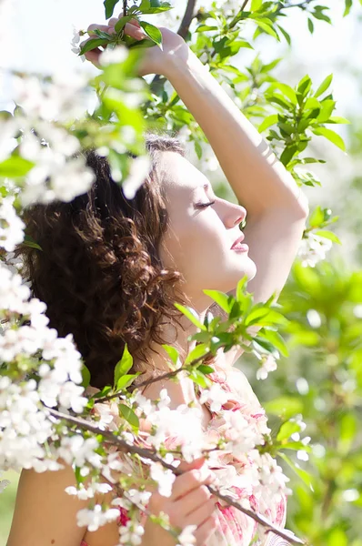 Schöne Frau in Frühlingsblumen — Stockfoto