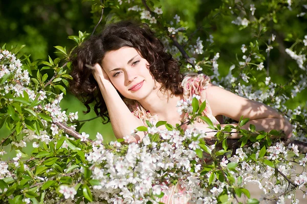 Piękna kobieta w wiosennych kwiatów — Zdjęcie stockowe