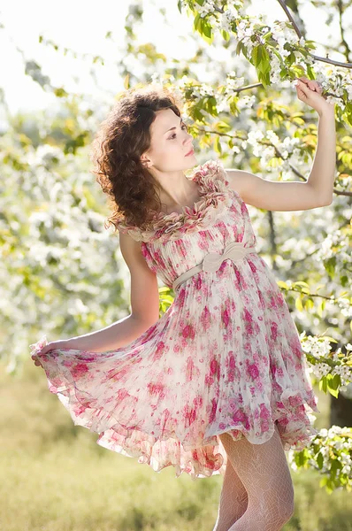 Hermosa mujer en flores de primavera — Foto de Stock