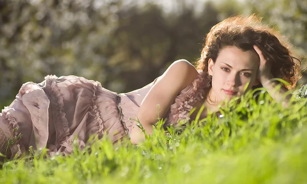 Женщина в весенней зеленой траве — стоковое фото