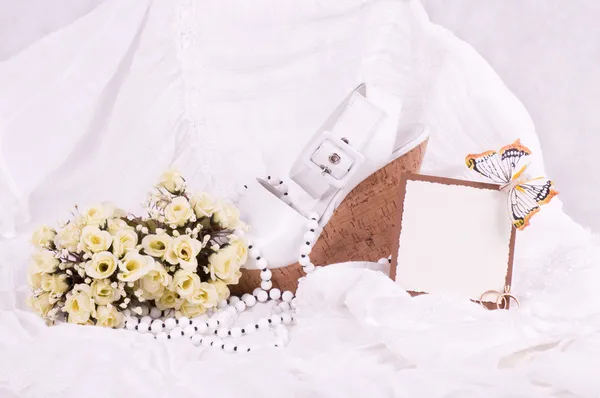 Los hermosos zapatos de novia, encajes y anillos de boda con pancarta añadir —  Fotos de Stock