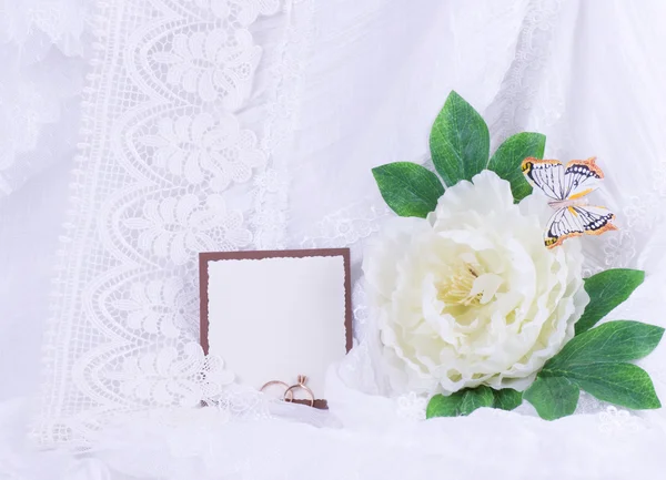 Zlaté snubní prsteny s transparentem přidat a kytice — Stock fotografie