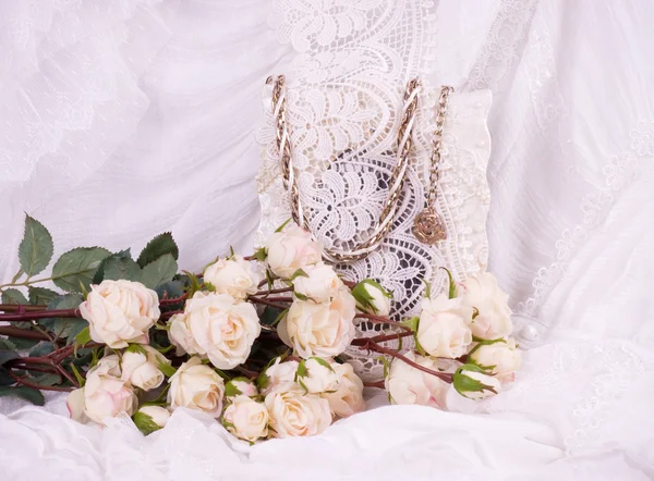 Belas rosas e moldura vintage no fundo — Fotografia de Stock