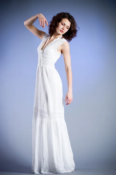 복고풍 신부 드레스에 젊은 여자 — 스톡 사진