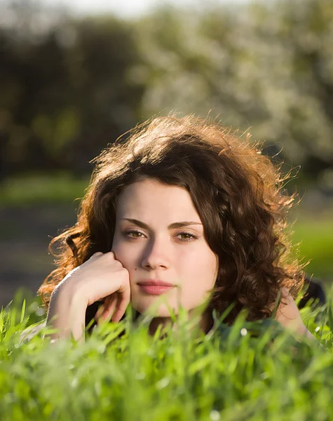 Mulher bonita na primavera grama verde — Fotografia de Stock