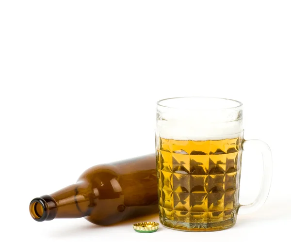 Fehér üvegen izolált zöld sörösüveg és üveg — Stock Fotó