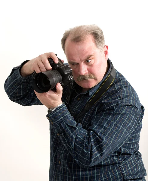 Портрет старика с фотоаппаратом на белом фоне — стоковое фото