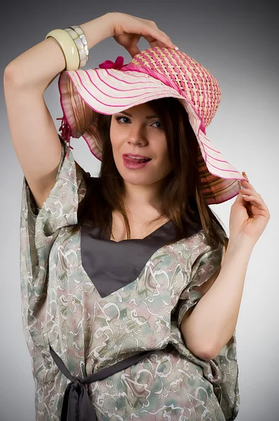 Piękna młoda kobieta w kapeluszu na ciemnym tle — Zdjęcie stockowe