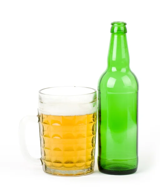 Fehér üvegen izolált zöld sörösüveg és üveg — Stock Fotó