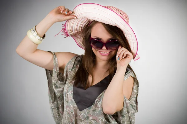 Bella giovane donna in cappello su sfondo scuro — Foto Stock