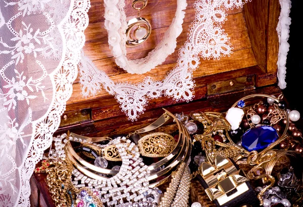 Old wooden open chest with golden jewelry — Stock Photo, Image