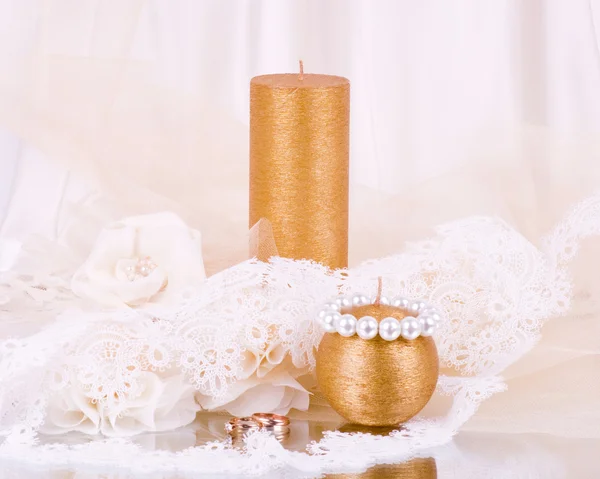 Романтический натюрморт с белой свечой и розами — стоковое фото