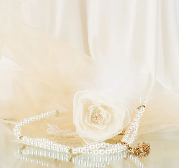 La belle rose nuptiale avec des perles de mariage — Photo