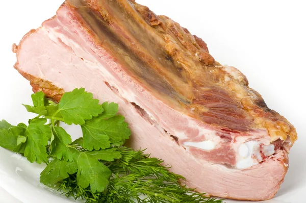 Смачне копчене м'ясо з кропом на білому тлі — стокове фото