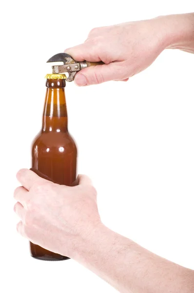 Ręka z butelki piwa brązowy na białym tle — Zdjęcie stockowe