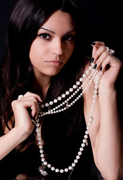 Portret van mooie jonge vrouw met gouden sieraden — Stockfoto