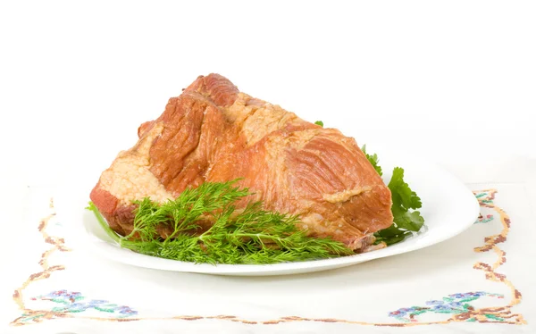 Sabrosa carne ahumada con eneldo sobre fondo blanco — Foto de Stock
