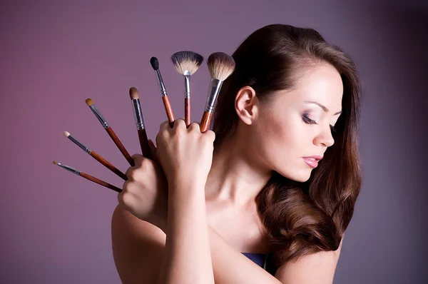 Vacker kvinna tillämpa makeup på ansikte — Stockfoto
