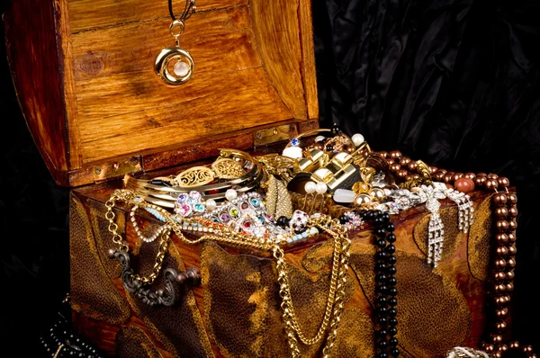 Starý dřevěný otevřený hrudník se zlatými šperky — Stock fotografie