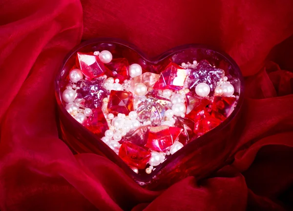 美丽明亮多彩宝石和珍珠在情人节的心 — 图库照片