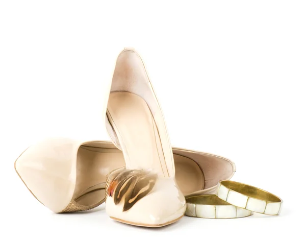Sexig moderiktiga skor, gyllene smycken isolerad på vit bakgrund. — Stockfoto
