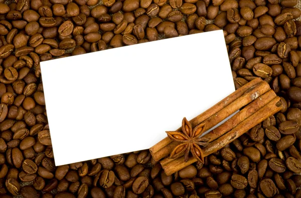 Caffè marrone con cannella e spezie sul copyspace — Foto Stock