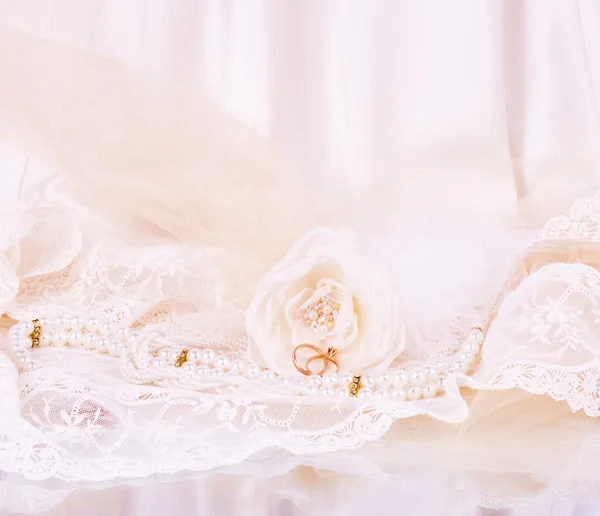 Dentelle vintage avec des fleurs et des perles sur fond blanc — Photo