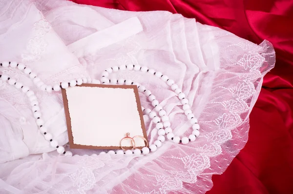 Piękne suknie ślubne koronki i obrączki z banerem — Zdjęcie stockowe