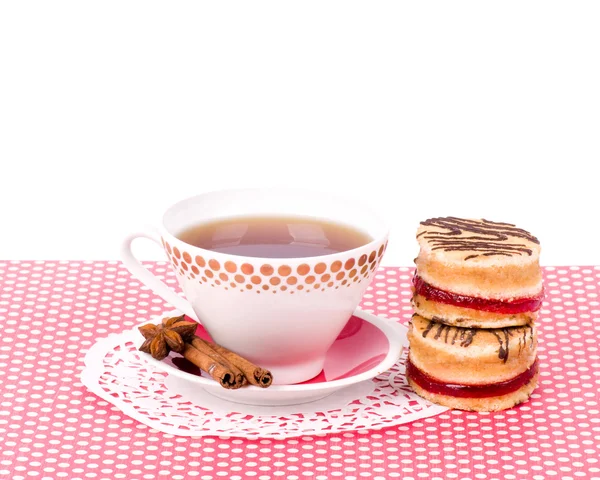 Bel ensemble de thé avec des cupcakes sur fond blanc — Photo