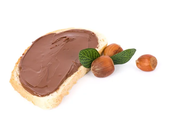 巧克力传播奶油的面包和螺母 — 图库照片
