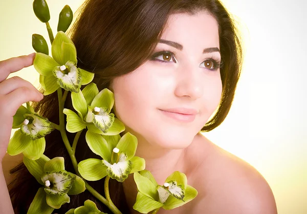꽃과 젊은 여자의 뷰티 얼굴 — 스톡 사진