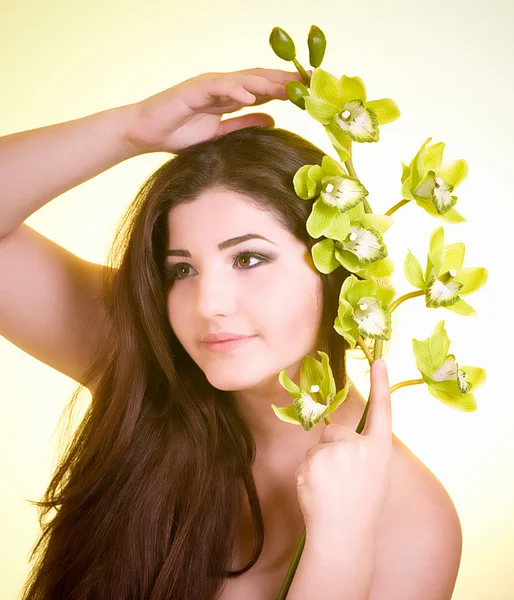 Bellezza faccia della giovane donna con fiore — Foto Stock