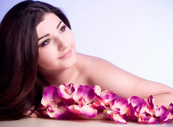Cara de beleza da mulher jovem com flor — Fotografia de Stock