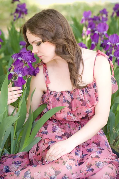 Mooie vrouw in voorjaar violet taffies — Stockfoto