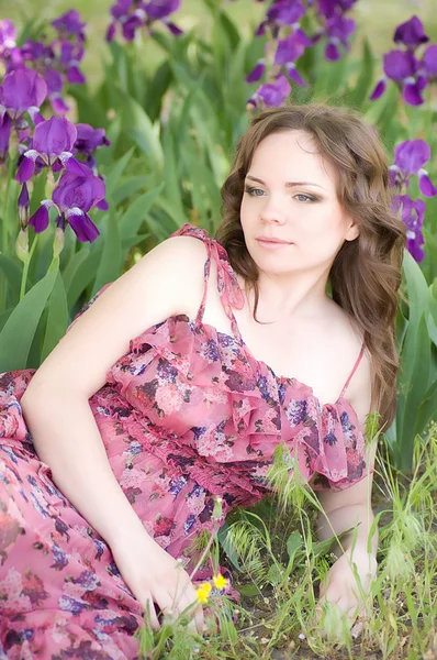 Hermosa mujer en primavera taffies violeta —  Fotos de Stock